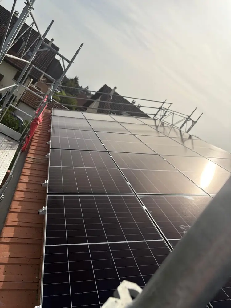 Chantier photovoltaïque avec échafaudage de sécurité