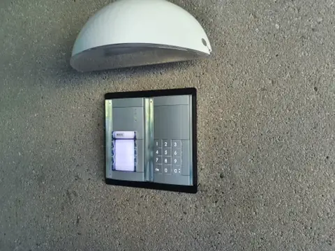 Interphone avec clavier à code installé en façade