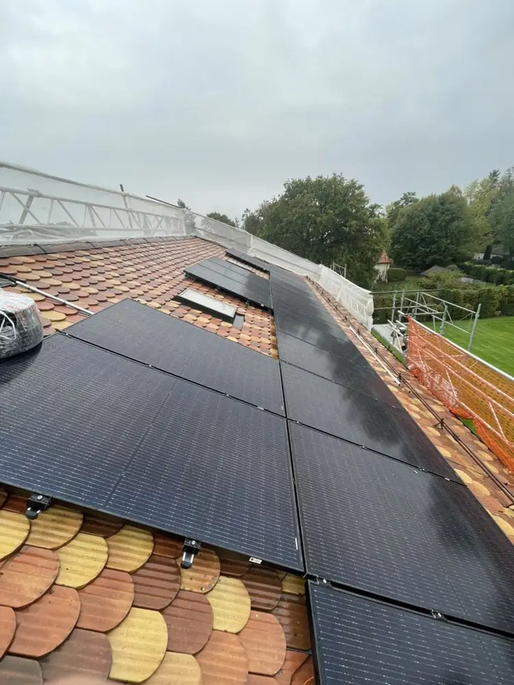 Panneaux solaires full black sur toiture en tuiles plates