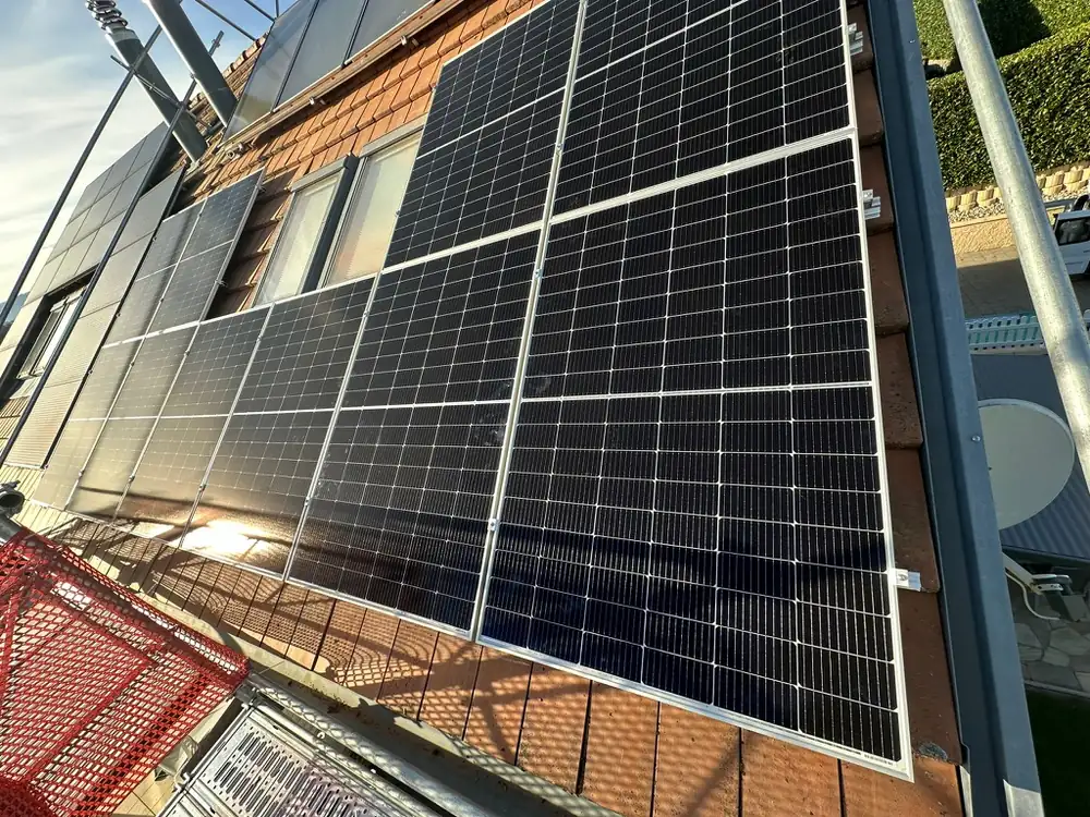 Panneaux solaires sur toiture en tuiles au coucher du soleil