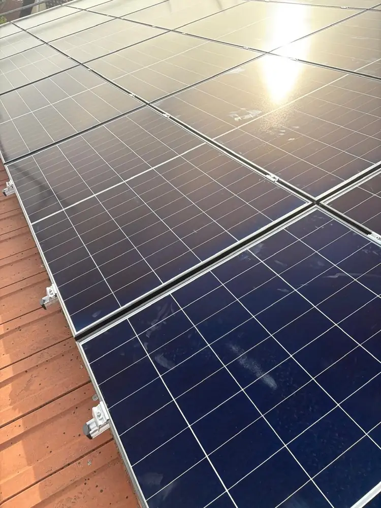 Rangées de panneaux photovoltaïques sur tuiles