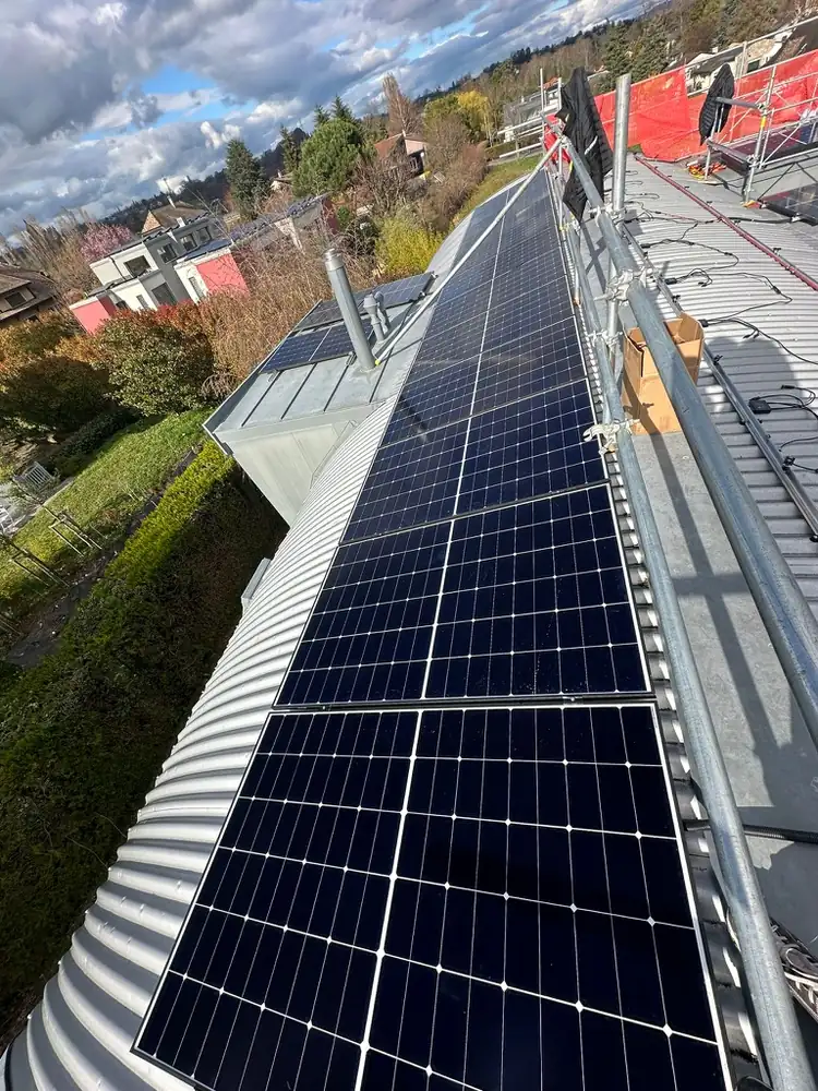 Panneaux solaires sur toiture métallique cintrée à Gland