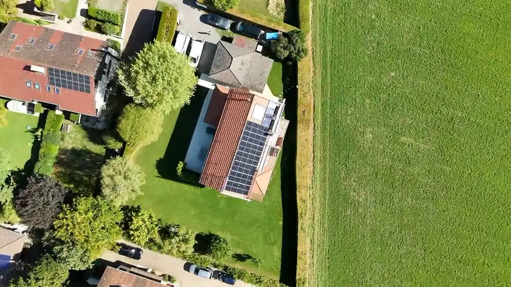 Vue aérienne d’une villa équipée de panneaux solaires