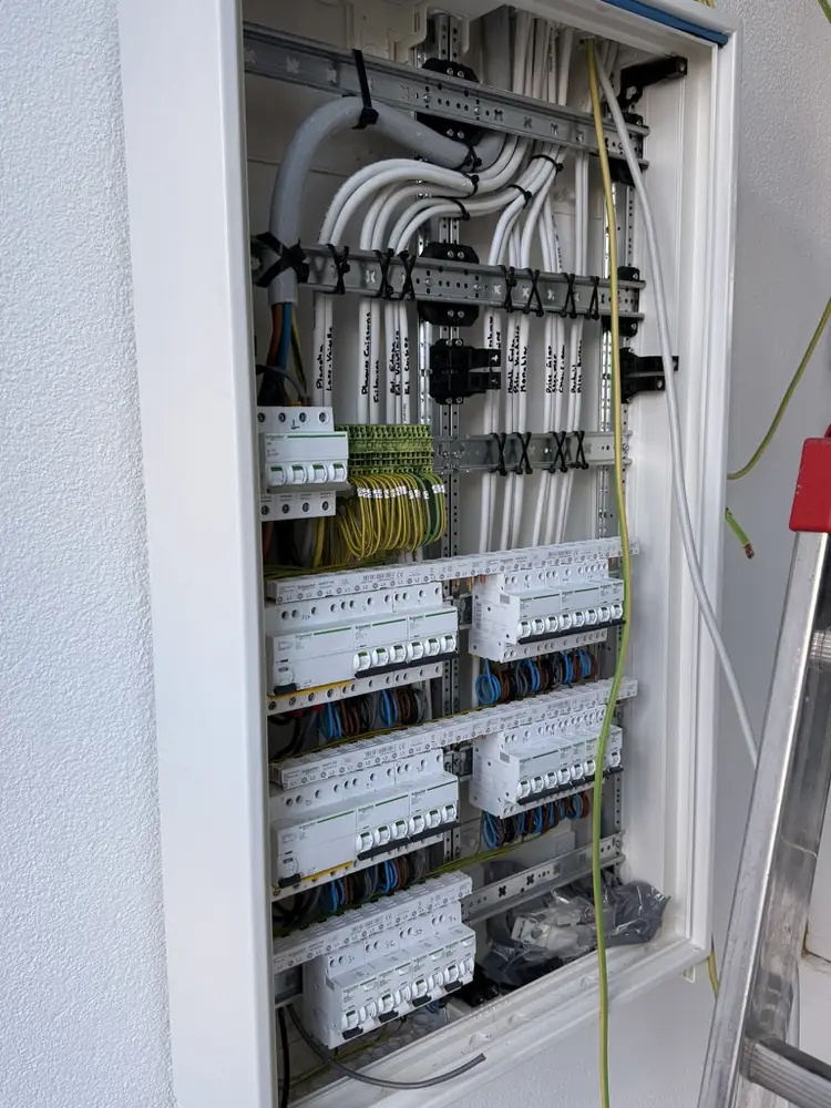 Tableau électrique neuf avec câblage repéré